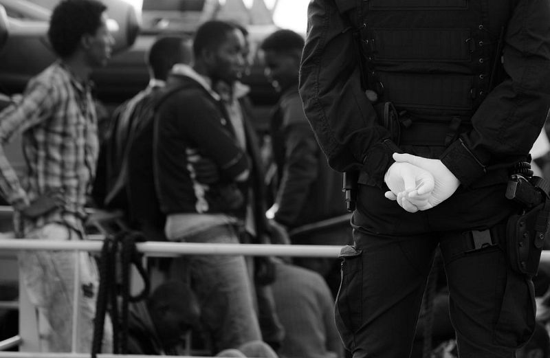 Finalizado el rescate, los inmigrantes esperan durante horas hasta llegar a tierra firme.