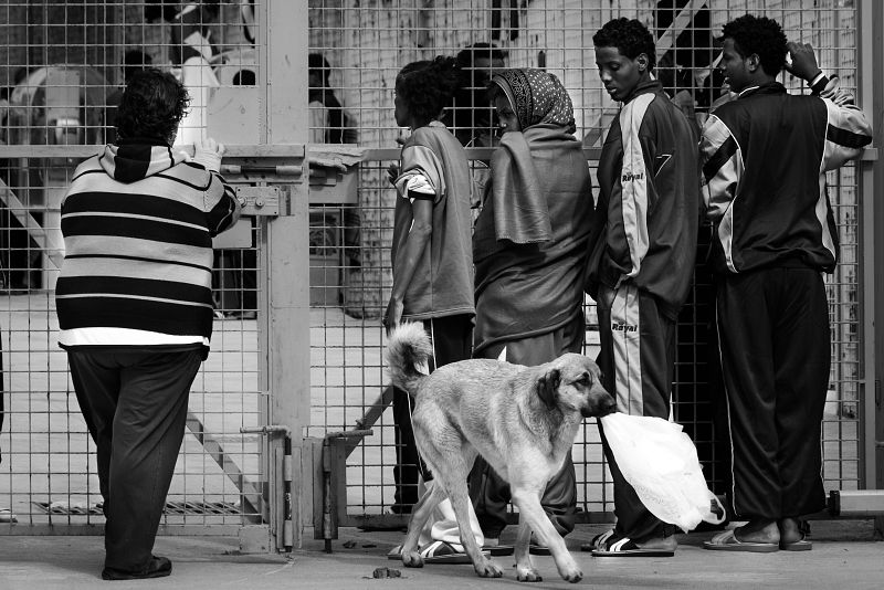 Jóvenes inmigrantes en el centro de acogida de Lampedusa