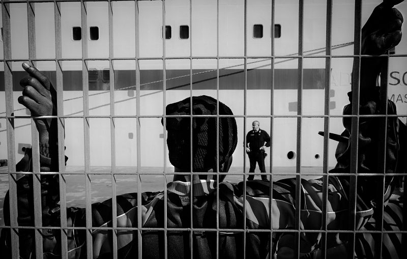 Joven esperando la salida del Ferry hacia Sicilia