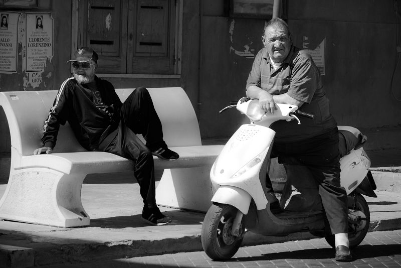 La moto es el medio habitual de transporte en la isla