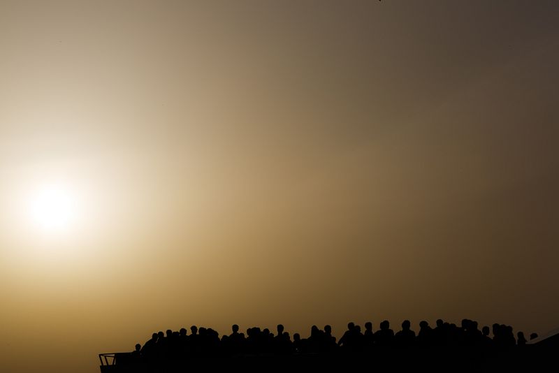 Barco repleto de inmigrantes, la mayoría eritreos, somalíes y sirios, al atardecer