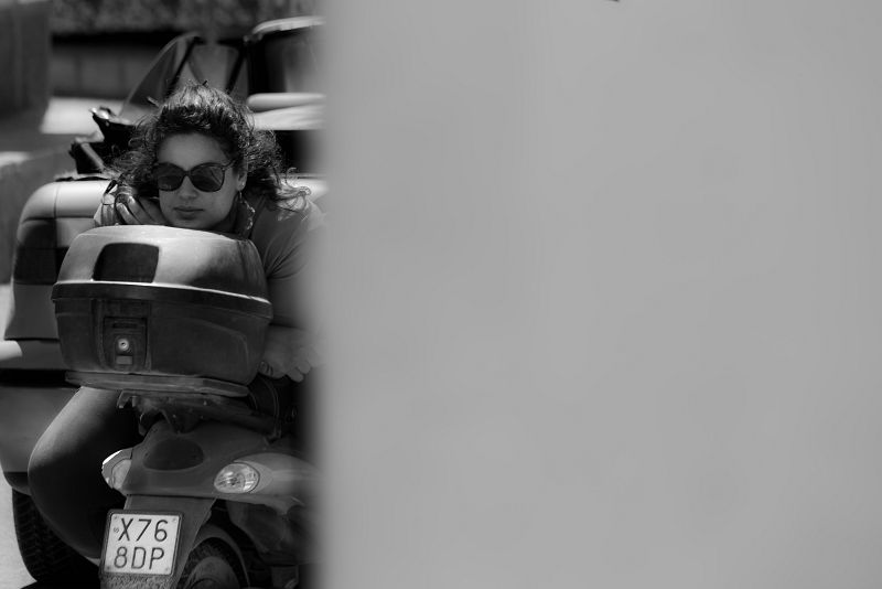 Joven lampedusiana en el vehículo favorito de los habitantes de la isla.