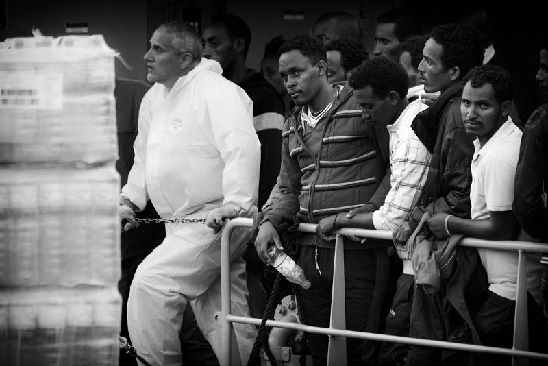 Grupo de africanos en los primeros momentos tras el rescate.