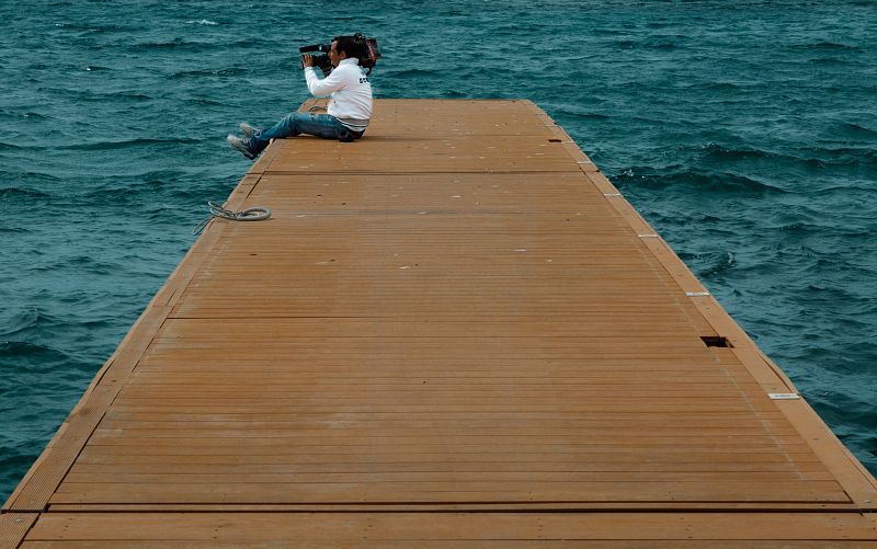 Carlos Dias Oliván, en el pantalán de Lampedusa.