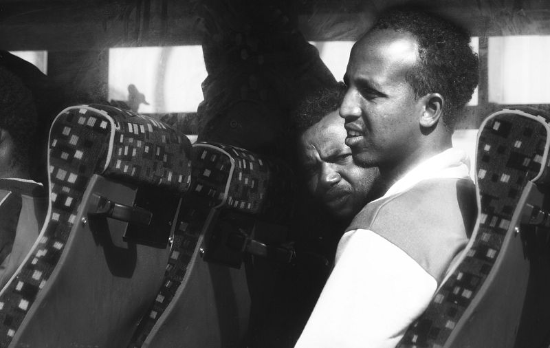 Dos hombres recién rescatados, en el bus que les conducirá a la siguiente parada: el centro de acogida.