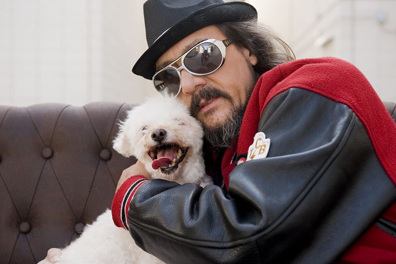 Senn Armengol Casas va comenar fa ms de 25 anys a treballar en programes musicals de Televisi Espanyola com ara 'Querido cabaret', 'Ven al Paralelo' o 'Dora Dora', presentats per Guillermina Mota, Sara Montiel i Juan Monlen