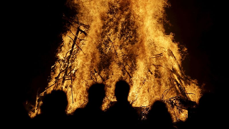 Un grupo de personas celebra la noche más corta del año en Paredes, Asturias.