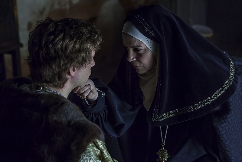 Juana, en un gesto cariñoso a su hijo Carlos