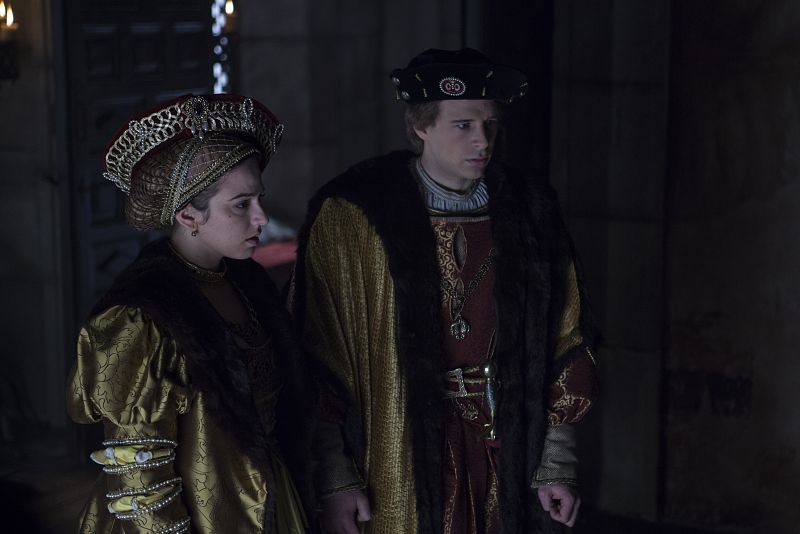 Carlos y su hermana Leonor acuden a Tordesillas para ver a su madre. Casi no se acuerdan de ella y las noticias que hablan de su salud mental no son muy alentadoras. Contrasta el estilo lujoso de los que vienen de Flandes, con la sobriedad y sencille