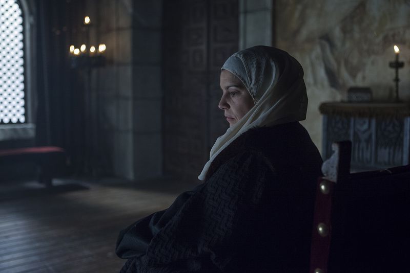 Prisionera en Tordesillas, primero por orden de su marido, y después por orden de su padre, Juana tiene las cosas claras. No desea reinar, pero quiere ver a sus hijos cuanto antes. No los ve desde que eran unos críos