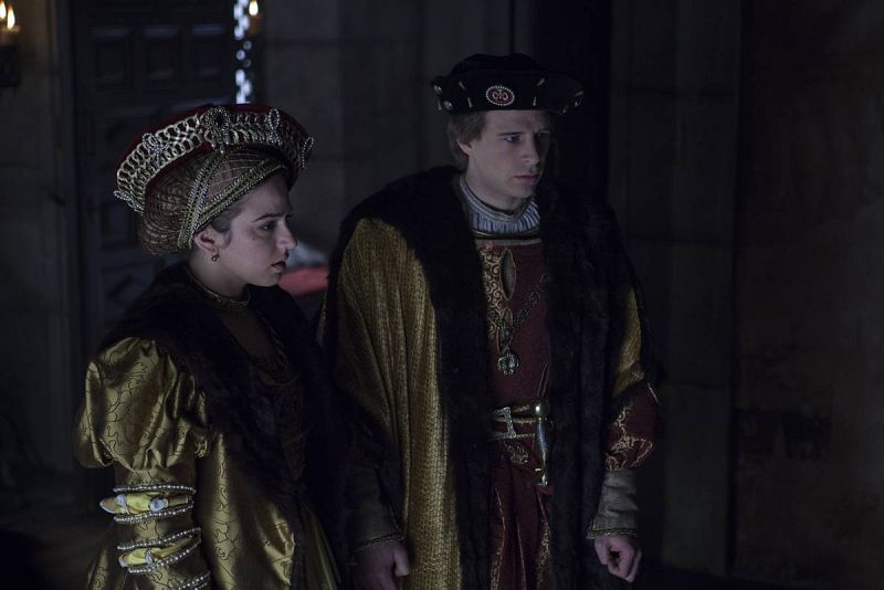 Carlos y su hermana Leonor acuden a Tordesillas para ver a su madre. Casi no se acuerdan de ella y las noticias que hablan de su salud mental no son muy alentadoras. Contrasta el estilo lujoso de los que vienen de Flandes, con la sobriedad y sencille