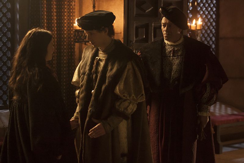 El nuevo rey conoce a su hermana pequeña. Nació cuando Felipe 'El Hermoso' ya había muerto y la pequeña nunca ha ido a Flandes. El Rey se queda estupefacto cuando ve las condiciones en las que vive la pequeña, encerrada con su madre en una torre. Nun