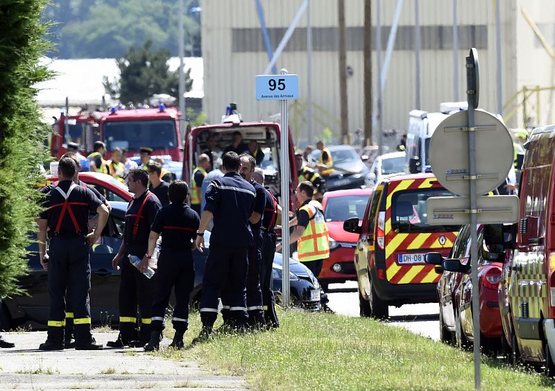 La policía francesa busca a uno de los atacantes de la fábrica de gas.