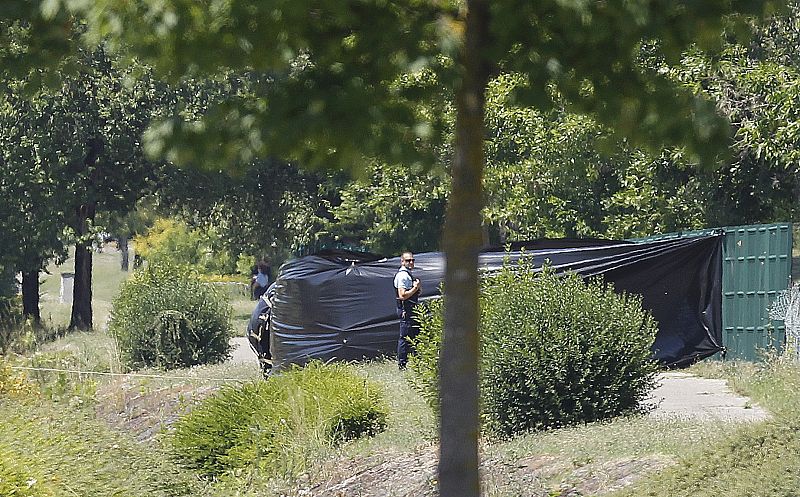 Un agente monta guardia junto al lugar en el que ha aparecido un cadáver decapitado.