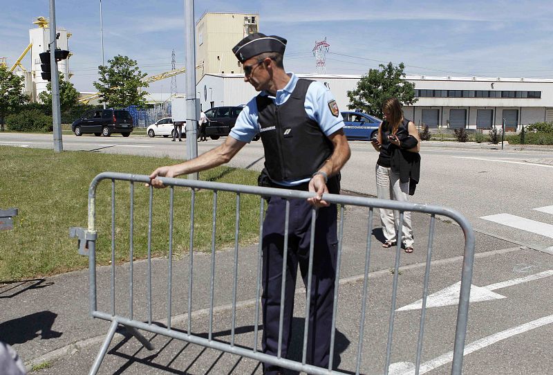 Un gendarme bloquea el paso a la carretera del área industrial de Saint-Quentin-Fallavierm cerca de Lyon.