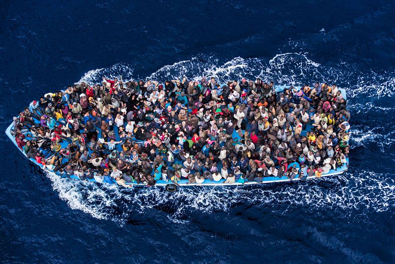 Cientos de refugiados y migrantes antes de ser rescatado por la guardia costera italiana en el Mediterráneo.