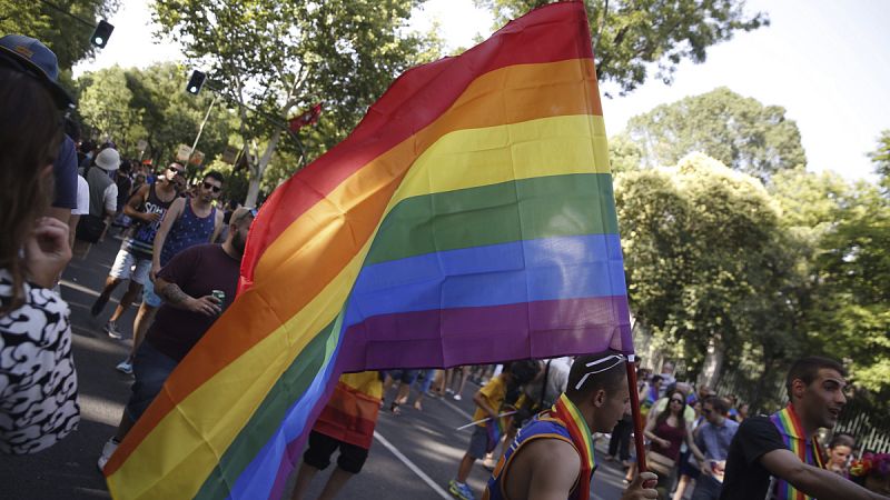 Un manifestante en la marcha del Orgullo Gay en Madrid porta la bandera del arcoíris
