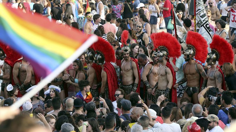 Un grupo de participantes disfrazados de legionarios romanos en el desfile del Orgullo Gay de Madrid