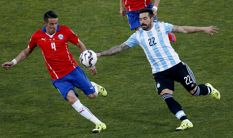 El defensa chileno Mauricio Isla y el delantero argentino Ezequiel Lavezzi disputan un balón durante el partido Chile-Argentina, de final de la Copa América de Chile 2015.