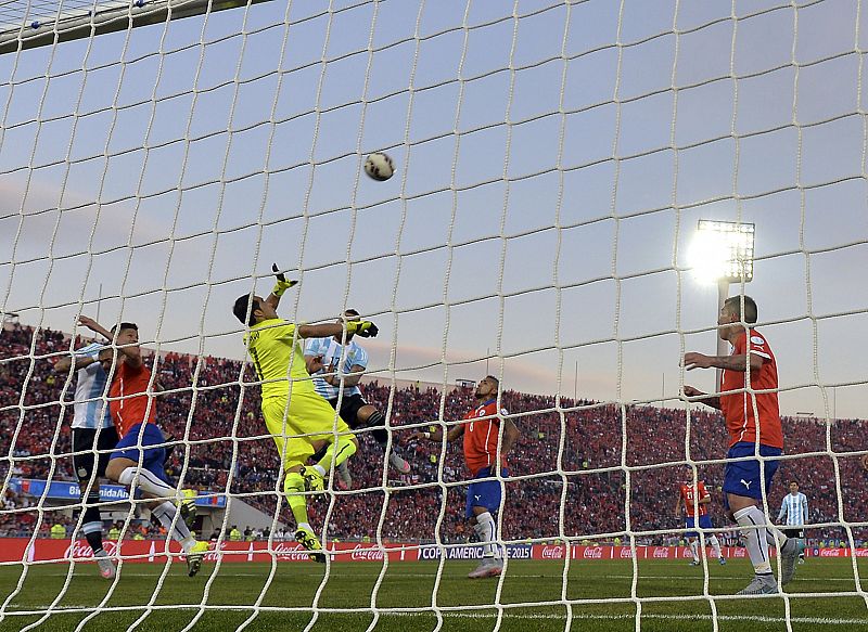 El guardameta chileno, Claudio Bravo despeja un balón.