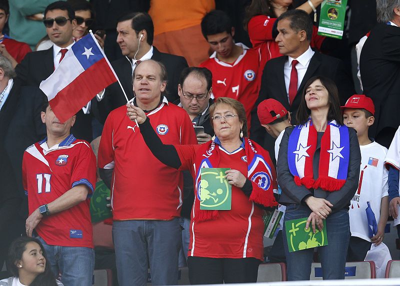 La presidenta de Chile, Michelle Bachelet, ha acudido al estadio con la camiseta del combinado nacional