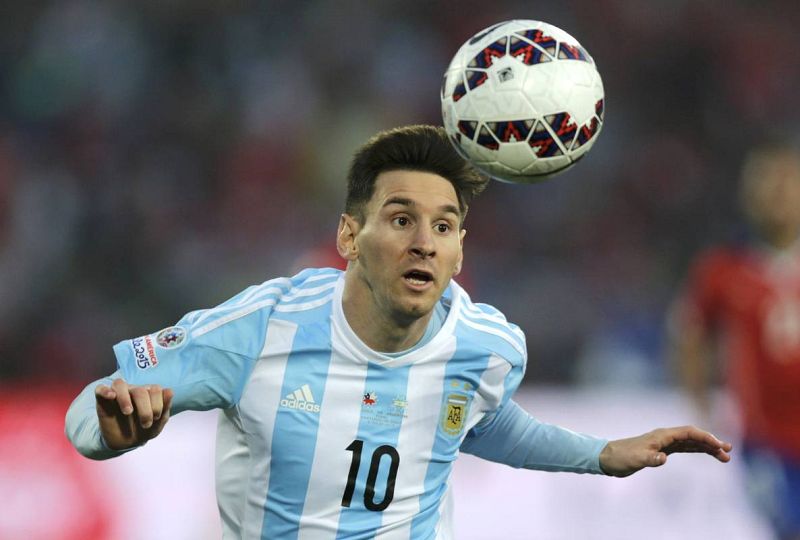 El argentino Lionel Messi controla el balón durante la final ante Perú. 