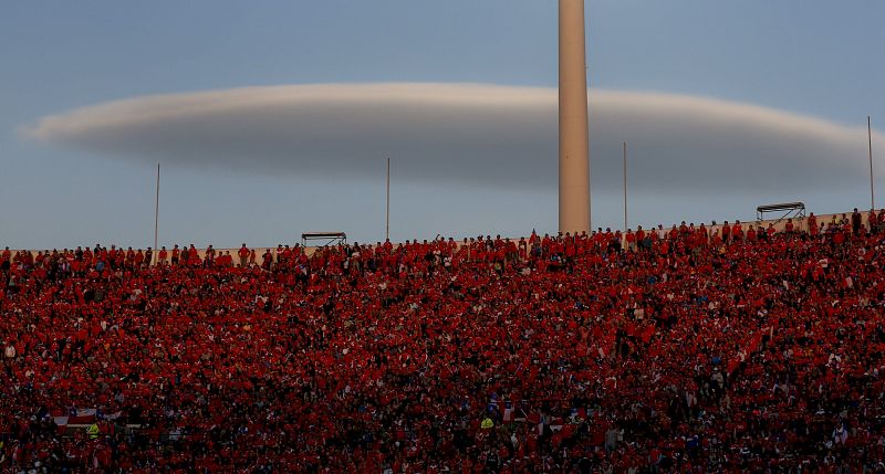 Aficinados de Chile durante el partido Chile-Argentina, en el Estadio Nacional Julio Martínez Prádanos de Santiago de Chile.