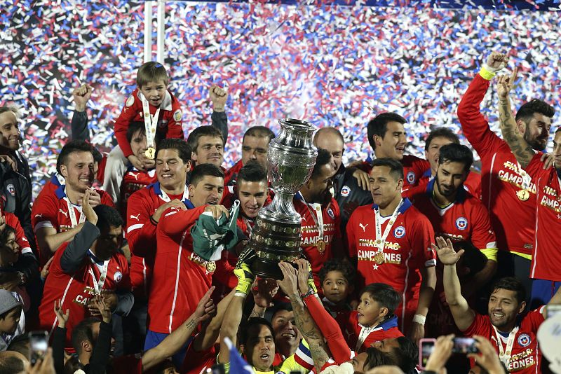 Los jugadores de Chile sostienen la copa que acredita a su equipo como campeón de la Copa América de Chile 2015.