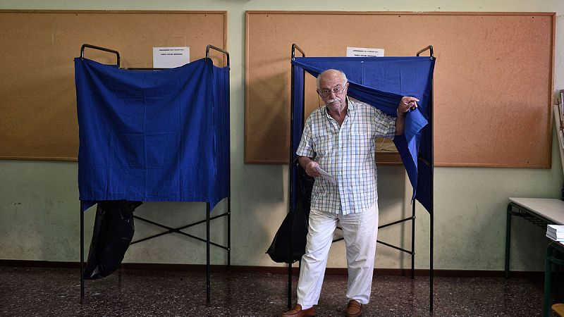 Un ciudadano vota en el referéndum griego en un colegio de Atenas