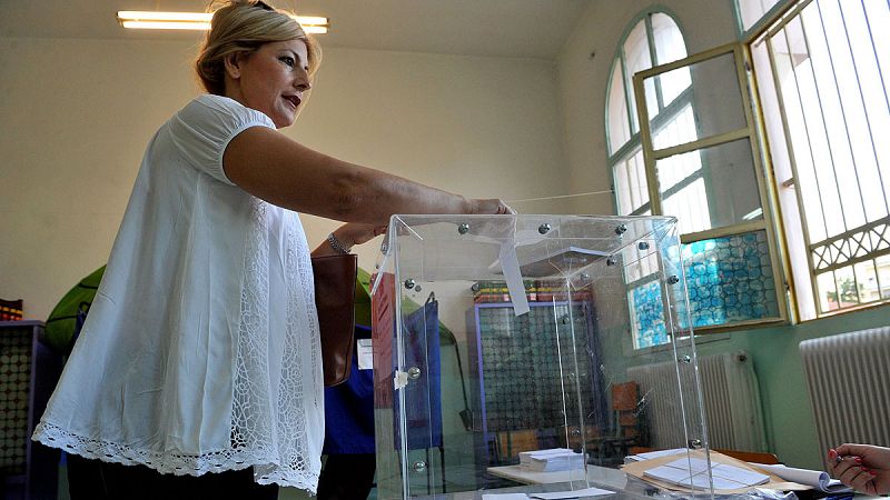 Una ciudadana griega deposita su voto para el referéndum