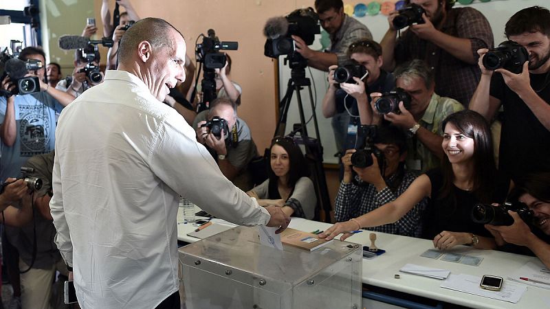 El ministro de Finanzas griego, Yanis Varoufakis, vota en Atenas
