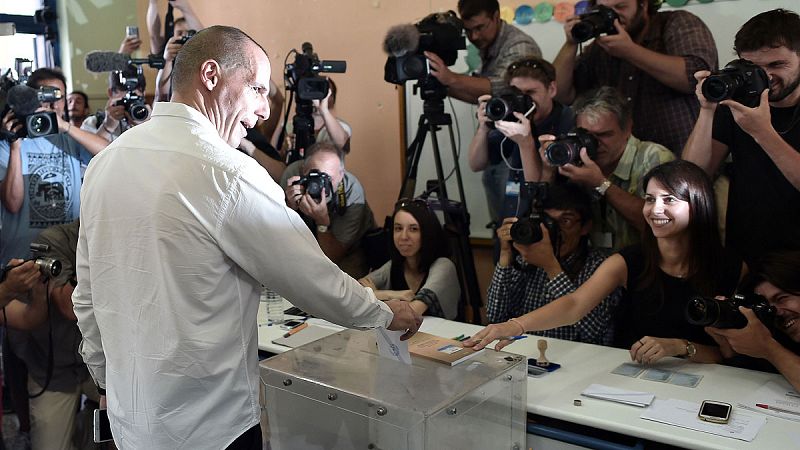 El ministro de Finanzas griego, Yanis Varoufakis, vota en Atenas