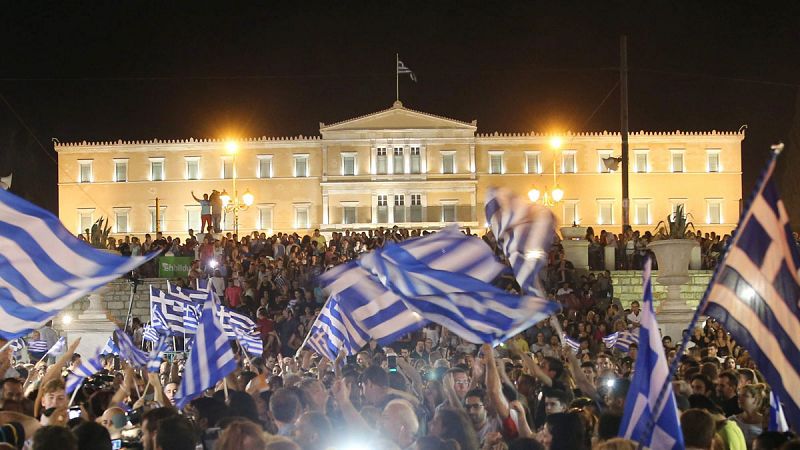 Cientos de personas se reúnen en la plaza Syntagma frente al parlamento griego para celebrar la victoria del 'no' en el referéndum griego.