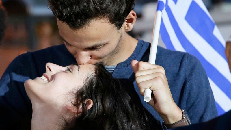 Dos votantes intercambian un beso tras conocerse los primeros resultados en la plaza Syntagma de Atenas.