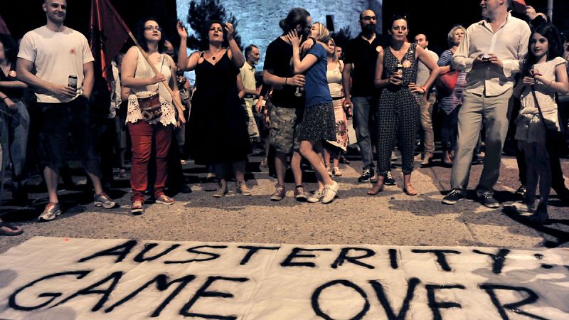 Un grupo de manifestantes grita eslóganes contra la austeridad en landmark, Tesalónica, tras conocerse el resultado.