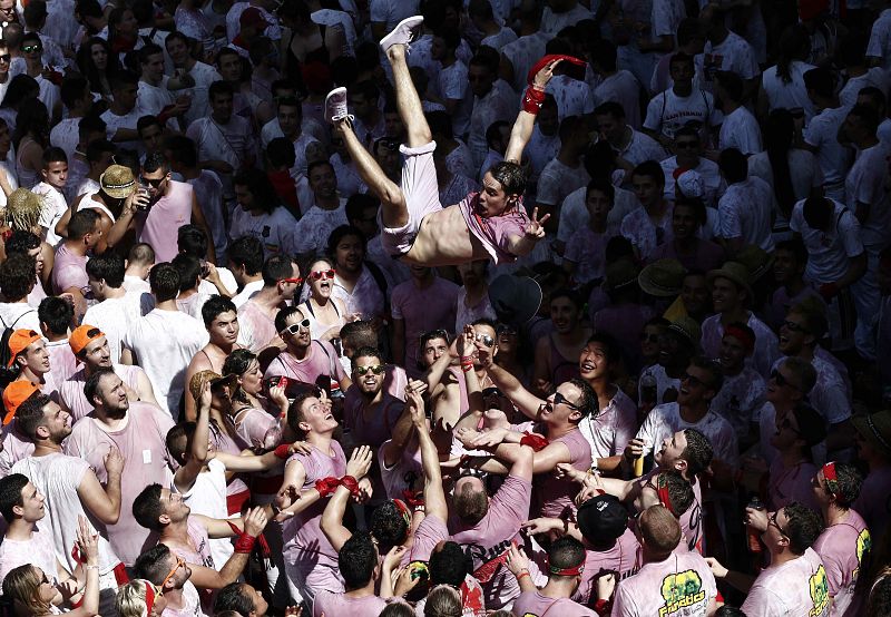 Miles de personas abarrotan la plaza del Ayuntamiento de Pamplona en el chupinazo