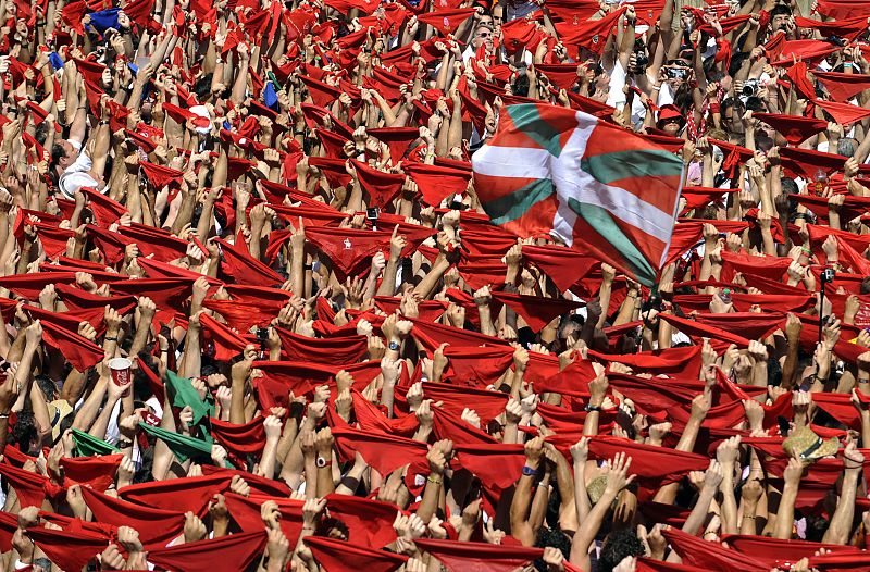 Miles de personas celebran el lanzamiento del chupinazo con sus pañuelos levantados