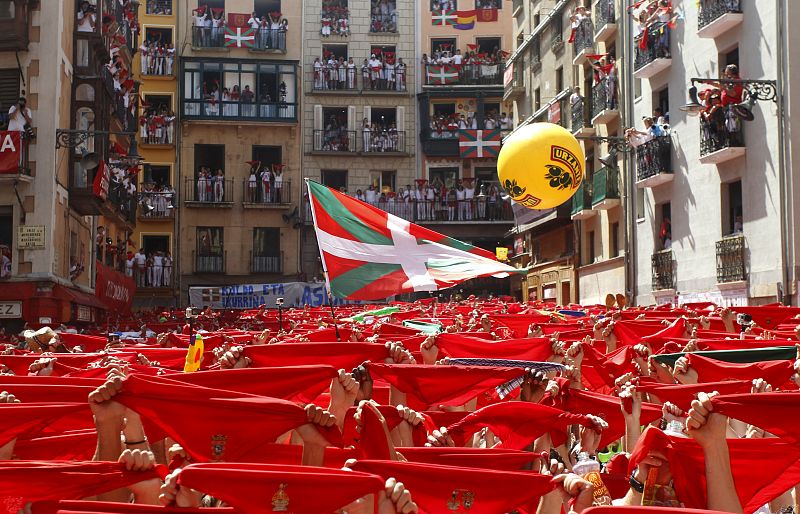 Decenas de balcones lucen la ikurriña en las calles de Pamplona en el chupinazo