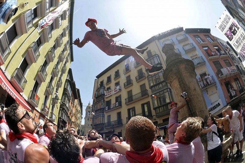 Ambiente en la fuente de Navarrería en el inicio de las fiestas de San Fermín 2015