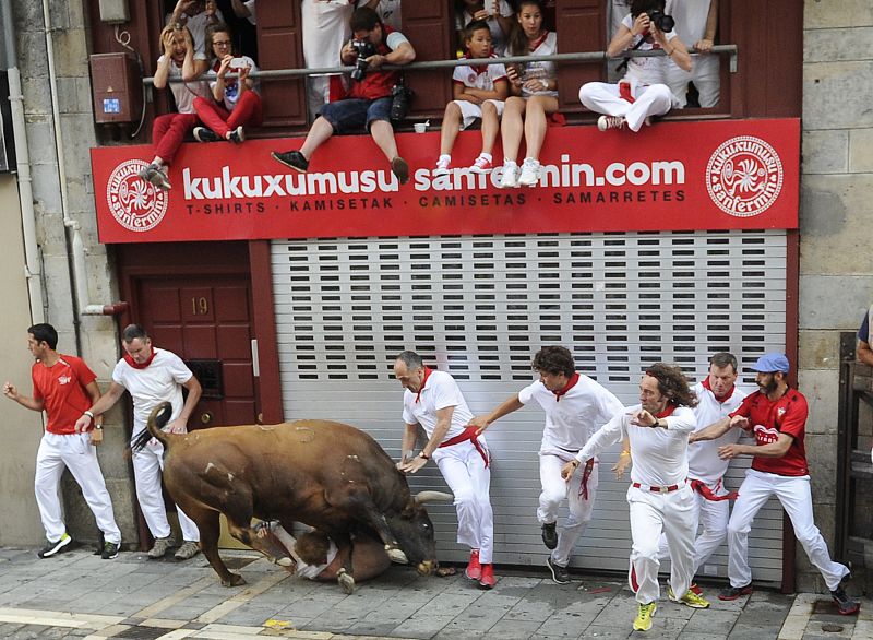 Uno de los toros de Jandilla arremete contra uno de los corredores