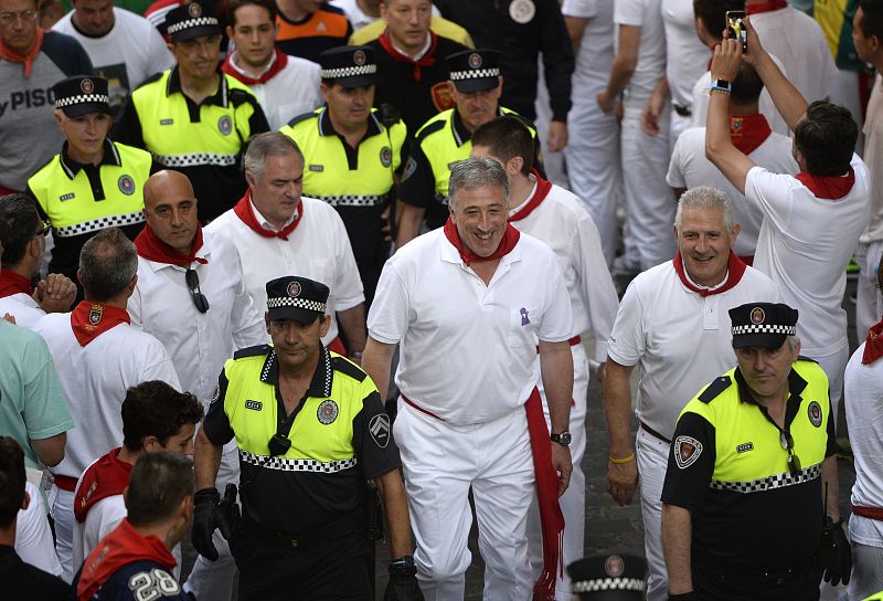 El alcalde de Pamplona, Joseba Asiron, comprueba el recorrido del primer encierro con agentes de la Policía Municipal