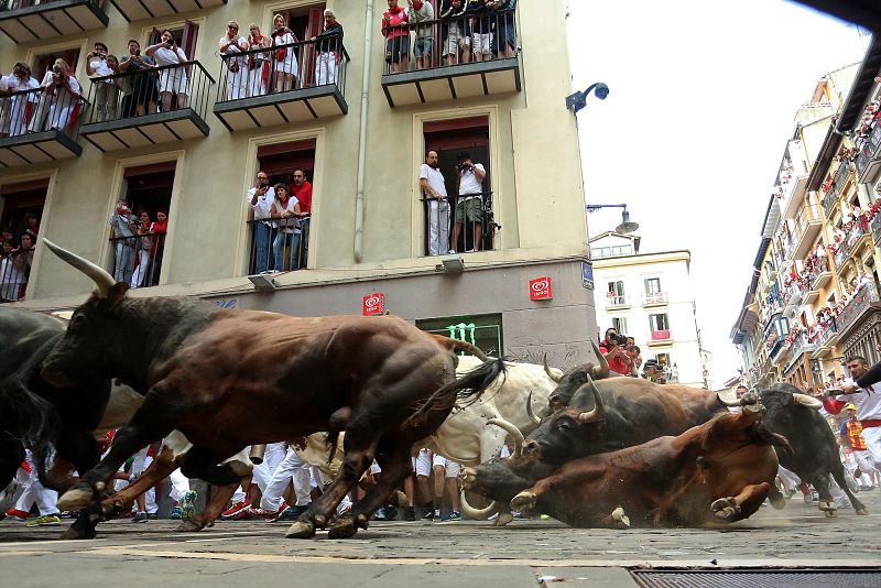 Uno de los toros ha caído en la curva de Mercaderes en este segundo encierro