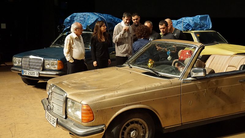 La directora repositora, el regidor y los responsables del escenario, en descansos del ensayo ante piano