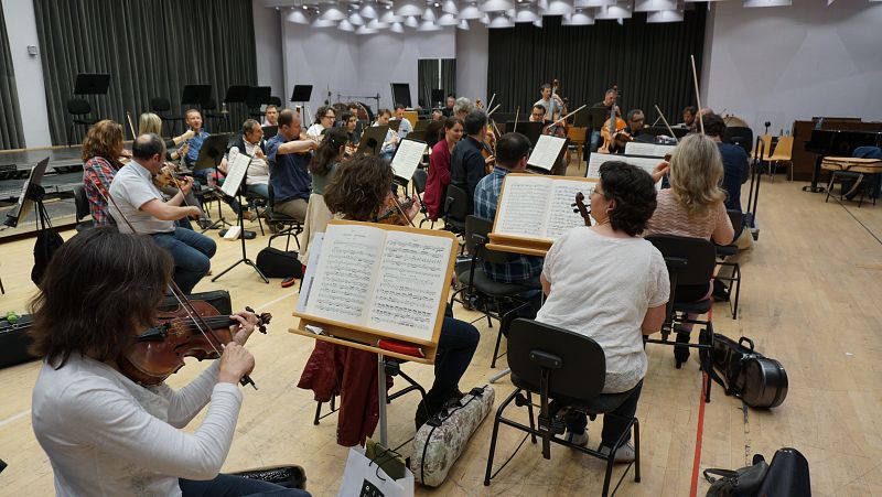 Membres de l'Orquestra es preparen per assajar sota la batuta del Director musical del teatre, Joan Pons. És el primer dia de 'Cosi fan tutte'