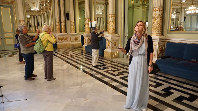 Les visites guiades permeten recórrer els espais més destacats del Liceu, com el Saló dels Miralls i les joies modernistes del Cercle del Liceu