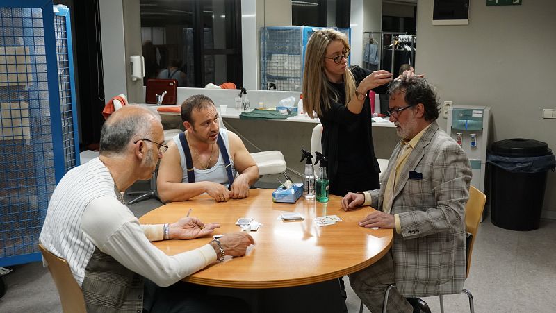 Escenes del camerino del Cor d'homes, durant un descans en la representació de 'Carmen'