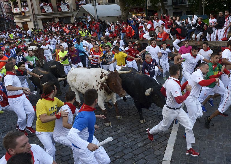 Los toros de Victoriano del Río llegan al tramo de Telefónica en el tercer encierro de Pamplona