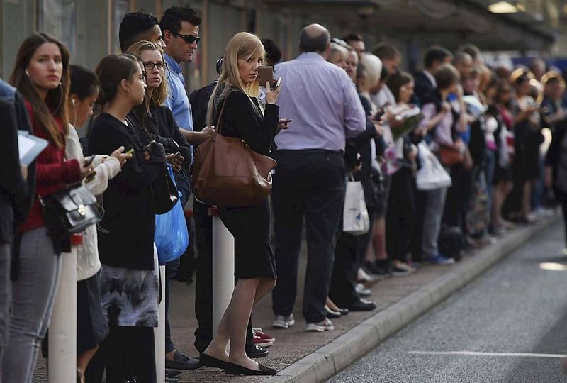 Largas colas de personas en una de las paradas de autobús en la céntrica estación de Victoria en Londres