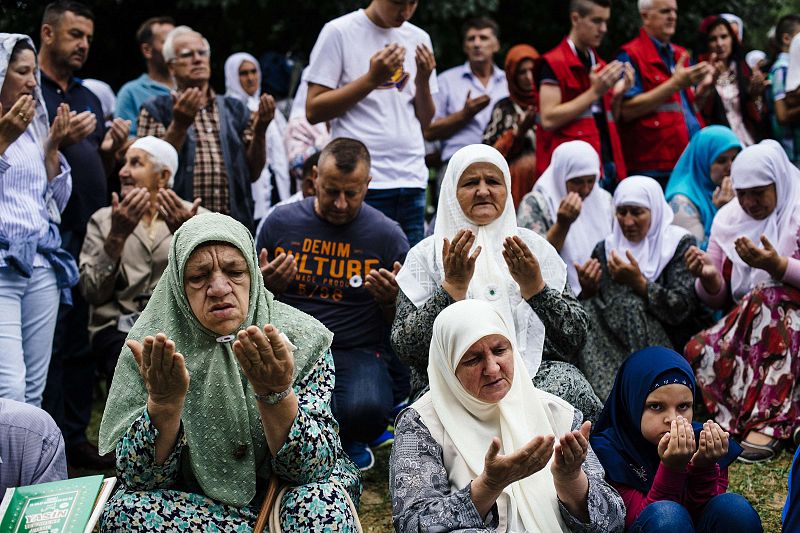 Bosnios musulmanes rezan en honor a las víctimas del genocidio. El sábado 11 de Julio se cumplirán 20 años de la masacre.