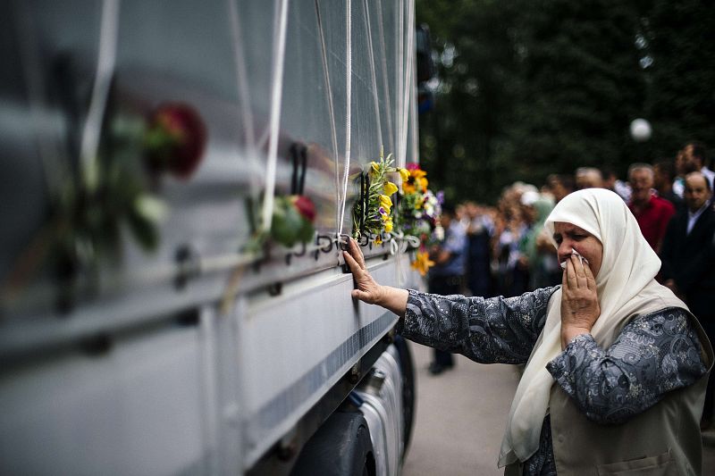 Un camión transporta 136 ataúdes de víctimas del genocidio recientemente identificadas.